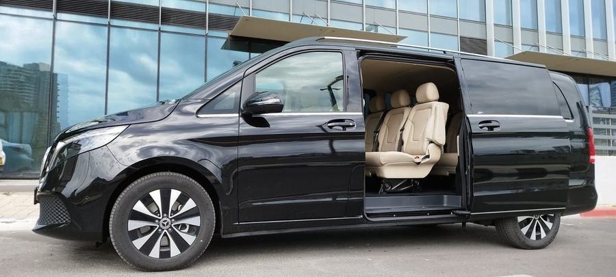 רכב Mercedes VAN שחור לפני נסיעה מנתב״ג לתל אביב · 2