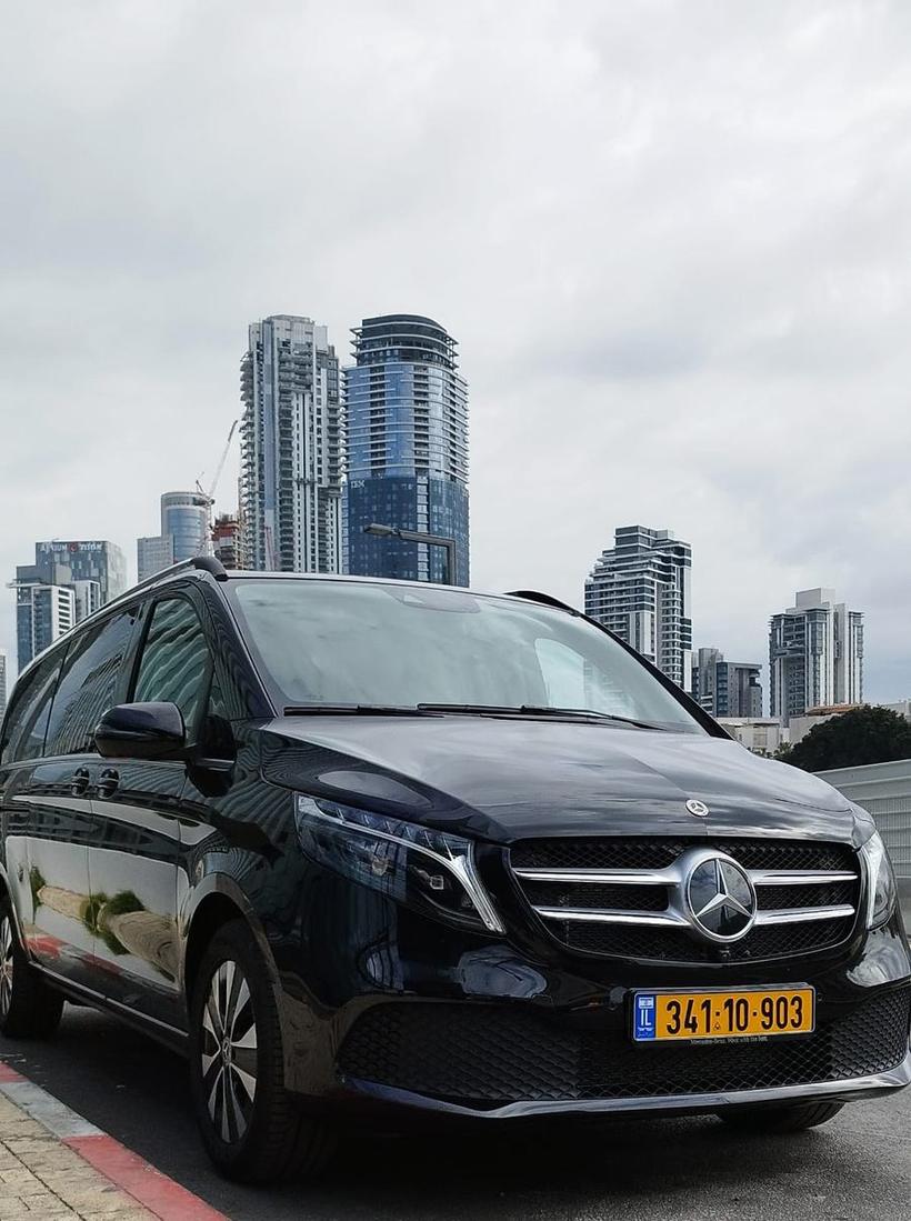 רכב Mercedes VAN שחור לפני נסיעה מנתב״ג לתל אביב